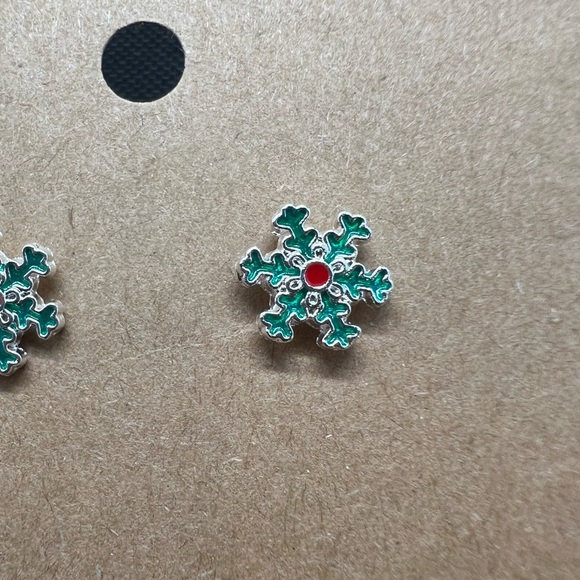 🆕#12 Snowflake studded earrings stocking stuffer Christmas - Picture 3 of 4